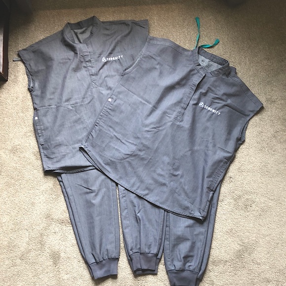 Figs bundle in graphite includes 3 Zamora joggers and 2 Rafaela oversized tops - Picture 1 of 10